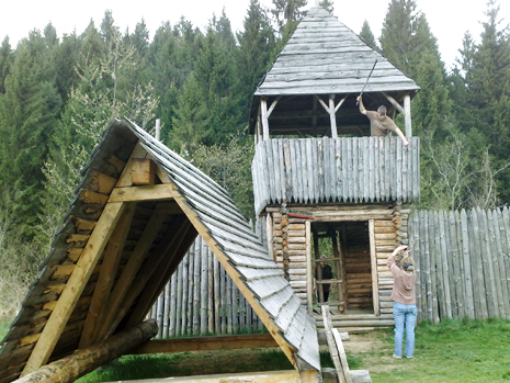 таран і деревяна фортеця